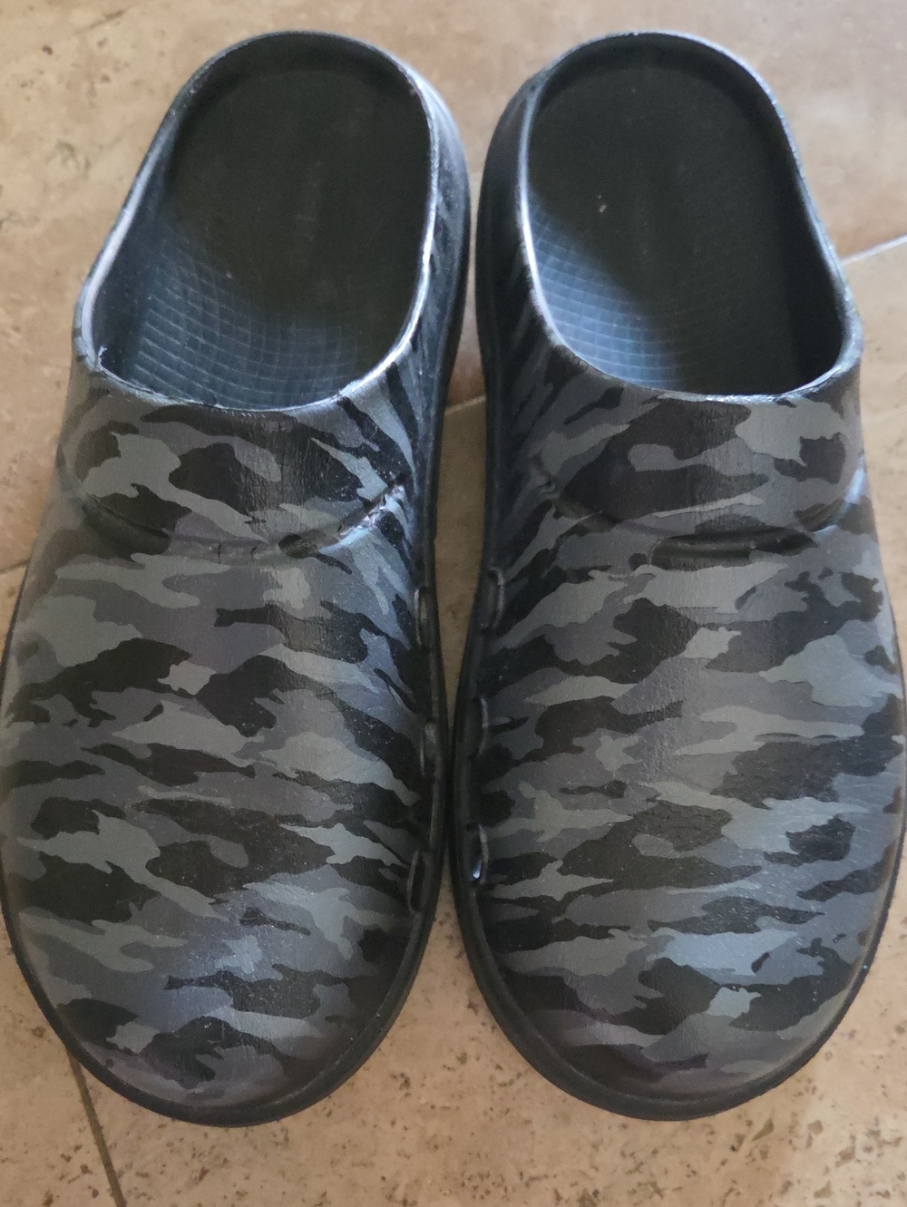 Oofos Camouflage Slip-On Clogs - Gray/Black